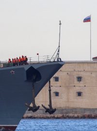 Křižník Moskva míří do sevastopolského přístavu (listopad 2021)