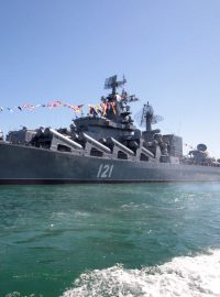 Křižník Moskva se podle ruského ministerstva obrany potopil při vlečení do přístavu, jeho posádka byla evakuována