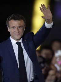 Emmanuel Macron při projevu pod Eiffelovou věží