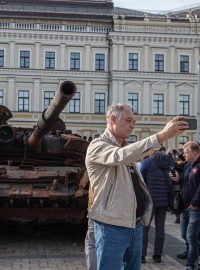 Ukrajinské Ministerstvo vnitra a Národní muzeum dějin Ukrajiny vystavilo zničené ruské tanky v centru Kyjeva v rámci výstavy nazvané &quot;Ukrajinská válka za nezávislost 2022&quot;