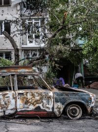 Následky války. Ohořelé auto ve městě Slavjansk, které leží v oblasti Donbasu