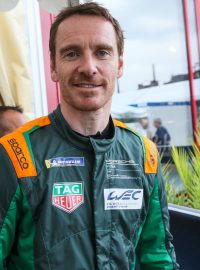 Irský herec a automobilový závodník Michael Fassbender