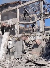 Zničená škola ve městě Bachmut