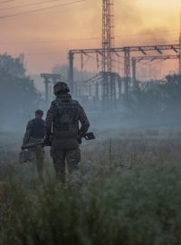 Ukrajinští vojáci hlídkují oblast města Severodoněck, kde dále pokračují boje