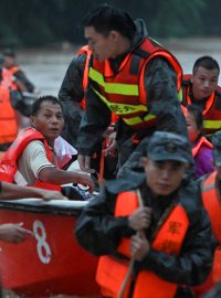Záchranáři evakuují obyvatele z vesnice Xinli v provincii Guangdong