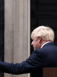 Boris Johnson před Downing Street 10
