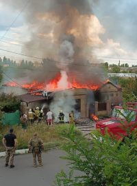 Ruské ostřelování Bachmutu pokračuje. Hasiči likvidují následky útoku ruskou raketou na civilní dům.