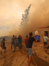 Místní obyvatelé bojují s plameny požáru v obci Añón de Moncayo ve španělské Aragonii