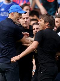 Trenér Chelsea Thomas Tuchel a jeho protějšek z Tottenhamu Antonio Conte si měli po zápase co vysvětlovat