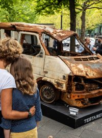 Zničená osobní dodávka, ve které se čtyři Ukrajinky snažily odjet z ruskou armádou okupované Buči. Ruští vojáci je zastřelili.