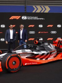 Člen představenstva pro technický vývoj Oliver Hoffmann a předseda představenstva AUDI AG Markus Duesmann u konceptu monopostu Audi