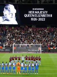 Vzpomínka na královnu Alžbětu II. před začátkem zápasu Konferenční ligy mezi West Hamem a rumunským FCSB.
