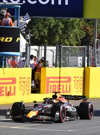 Max Verstappen projíždí cílem Velké ceny Itálie