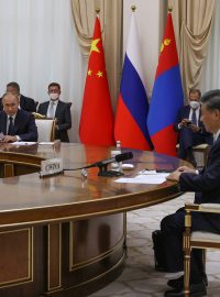 Ruský prezident Vladimir Putin a čínský prezident Si Ťin-pching na schůzce v Uzbekistánu