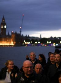Začátek a konec „národní chvíle zamyšlení“ označil zvon na věži Big Ben v centru Londýna, kolem které mlčky stály stovky lidí