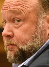 Jones je odsouzený za šíření dezinformací o střelbě ve škole Sandy Hook v roce 2012