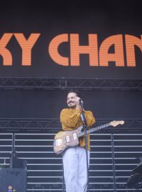 Jeden z frontmanů německé kapely Milky Chance Clemens Rehbein na koncertě v Berlíně, 24. září 2022