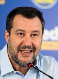 Předseda strany Liga Matteo Salvini hovoří na tiskové konferenci den po předčasných volbách