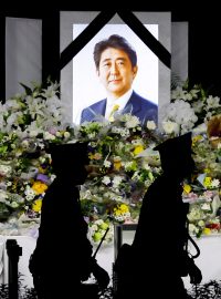 Podle agentury Reuters během několika hodin položilo květiny k Abeho portrétu na 10 000 lidí, zatímco další čekali v tříhodinové frontě