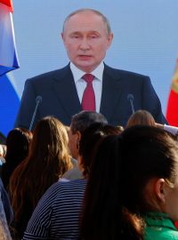 Lidé v Luhansku sledující projev Vladimira Putina