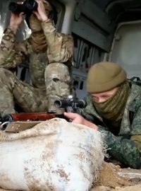 Nově mobilizovaní Rusové se cvičí, než budou posláni na Ukrjainu