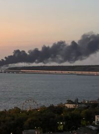 Požár na Kerčském mostě, který spojuje Rusko s okupovaným poloostrovem Krym