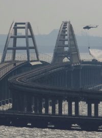 Vrtulník hasí požár na Krymském mostě