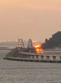 Ruští potápěči v neděli prověřují škody na Kerčském mostě, který spojuje Rusko s okupovaným Krymem