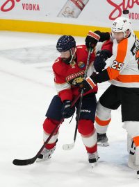 Radko Gudas při jednom z obranných zákroků v zápase Floridy s  Philadelphií