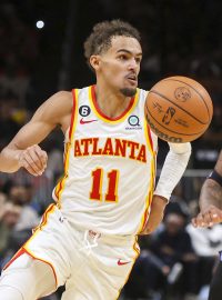 Trae Young z Atlanty (vlevo) a Paolo Bancher z Orlanda.