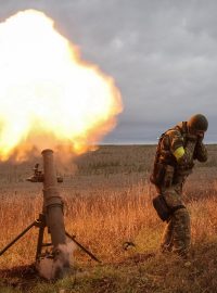 Ukrajinští vojáci střílí z minometu v Charkovské oblasti