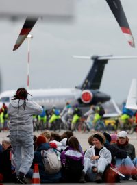 Aktivisté bránili na letišti v Amsterdamu vzletu soukromých letadel