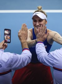 Markéta Vondroušová se raduje s realizačním týmem