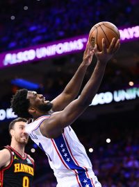 Joel Embiid smečuje do koše