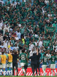 Fotbalisté Saúdské Arábie slaví historickou výhru nad Argentinou se svými fanoušky v dějišti mistrovství světa