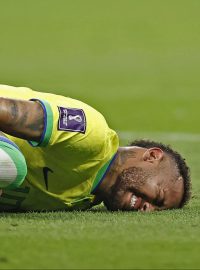 Neymar ležící a trpící v bolestech