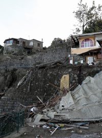 Ulice obce Casamicciola na severu ostrova pokrylo asi 20 centimetrů bahna, které zasychá