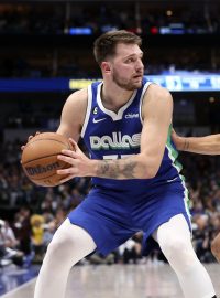 Luka Doncic z Dallasu a Steph Curry z Golden State