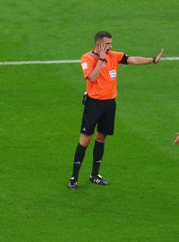 Rozhodčí Michael Oliver v zápase Saúdské Arábie a Mexika