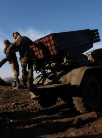 Ukrajinští vojáci připravují k palbě raketomet BM-21 Grad