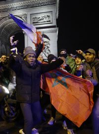 Policisté v Paříži očekávají, že semifinálový duel mezi Francií a Marokem může způsobit nepokoje mezi příznivci obou táborů