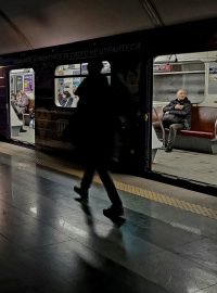 Lidé se v kyjevském metru ukrývají před bombardováním