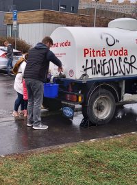 Lidé na Stodůlkách si chodí pro pitnou vodu