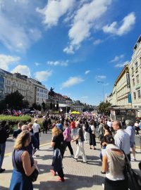 Záběr na demonstranty na Václavském náměstí