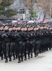 Vojenskou přehlídkou na předměstí Sarajeva bosenští Srbové oslavili den státnosti, který bosenský soud opakovaně označil za neústavní.