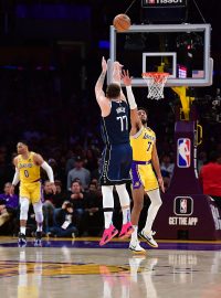 Luka Doncić střílí trojku proti Lakers