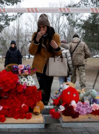 Desítky lidí zemřely poté, co ruská raketa zasáhla obytný dům v Dnipru