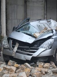 Zničené auto v syrském Azazu