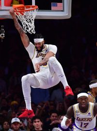 Anthony Davis smečuje do koše