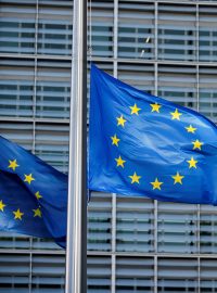 Vlajka Evropské unie před sídlem Evropského parlamentu v Bruselu